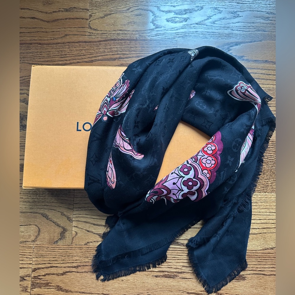 Louis Vuitton World Of Love Monogram Shawl Noir - Picture 4 of 9